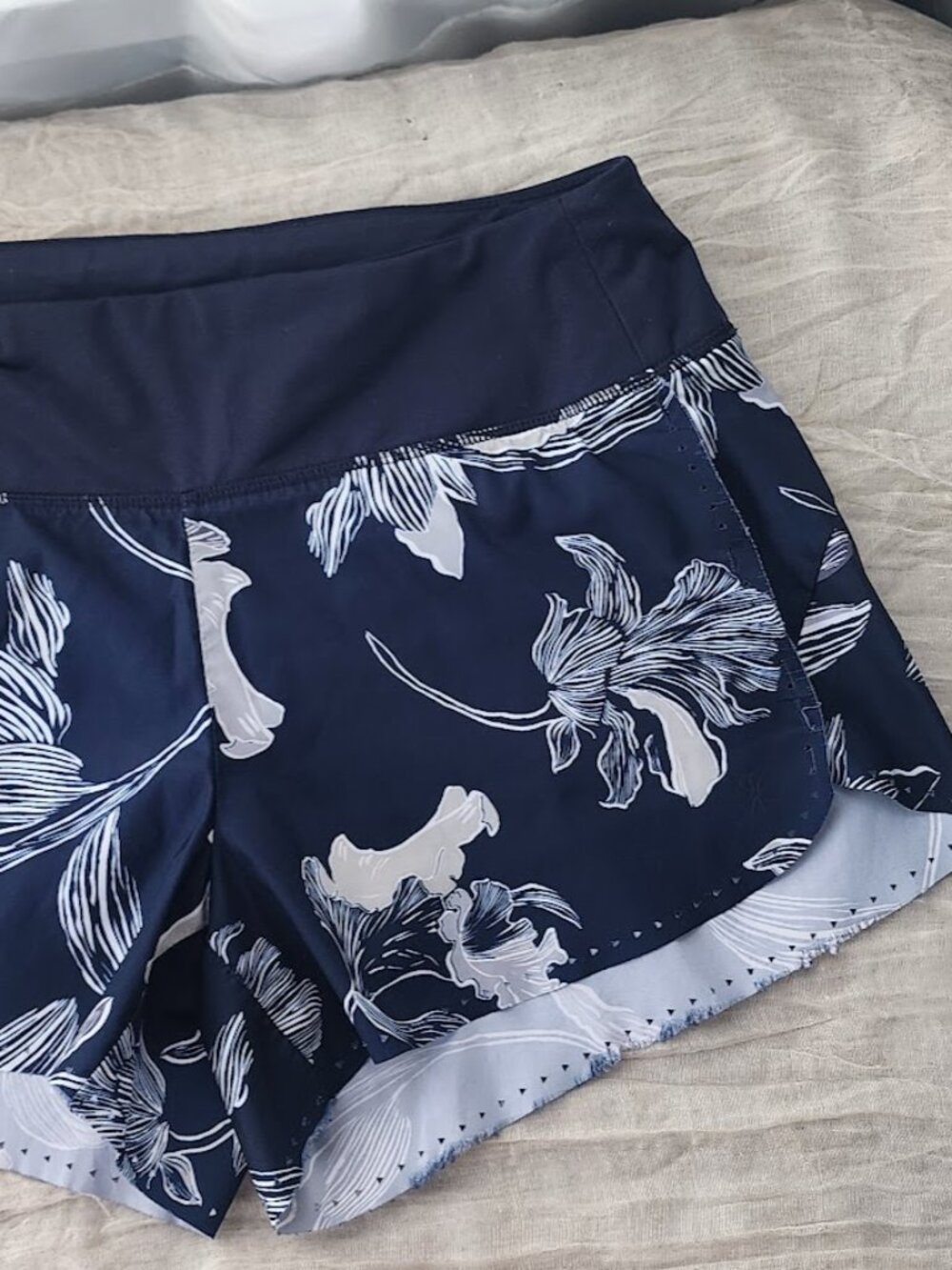 Athleta Floral Running Shorts Women's Small Navy Blue Lined Athletic Zip Pocket